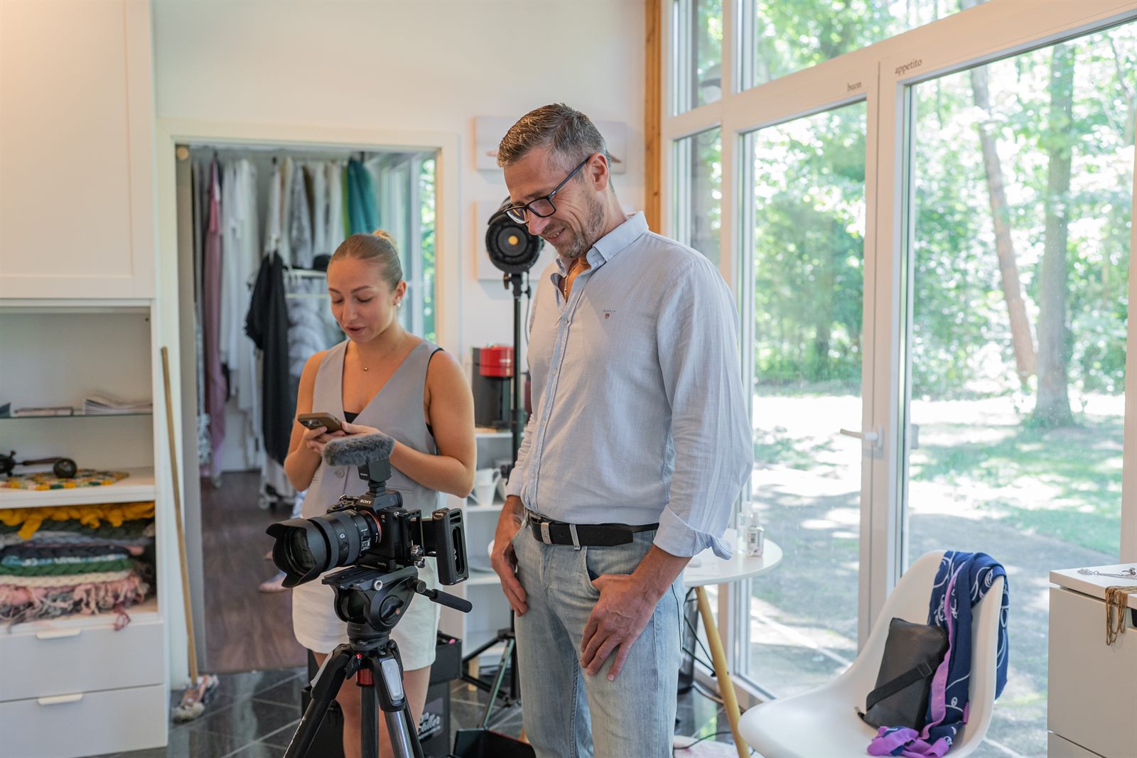 Fotoshooting im Studio: Viktor Obholz und eine Fotografin bei einer laufenden Aktion