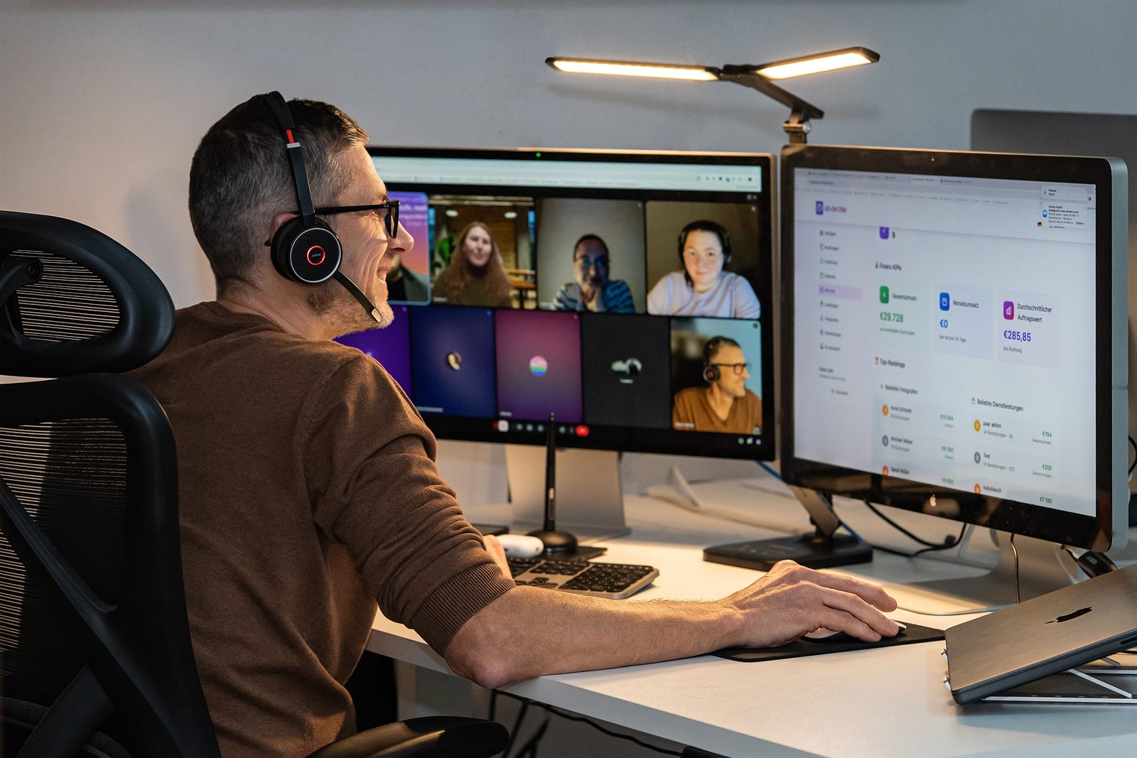 Viktor Obholz im Videocall mit Kundinnen, daneben das Auswertungs-Dashboard