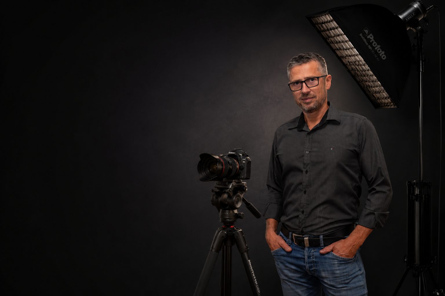 Viktor Obholz im Fotostudio neben Kamera und Softbox