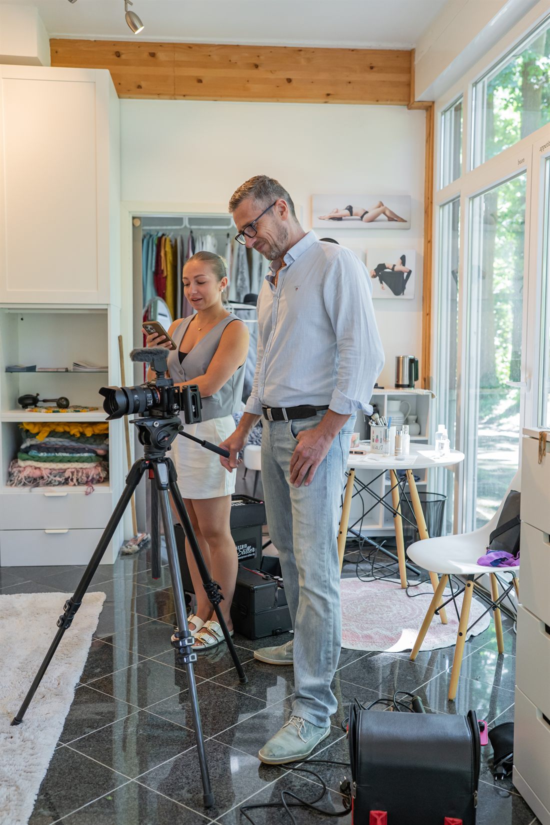 Viktor Obholz und eine Fotografin bereiten im Studio ein Shooting vor