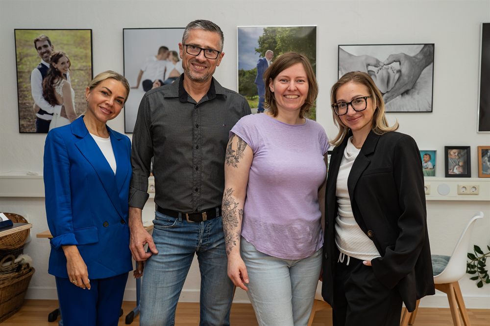 Viktor Obholz zu Besuch bei einem Fotostudio, gemeinsam mit dem Team