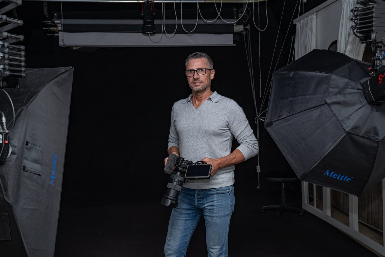 Viktor Obholz mit Kamera im eigenen Fotostudio