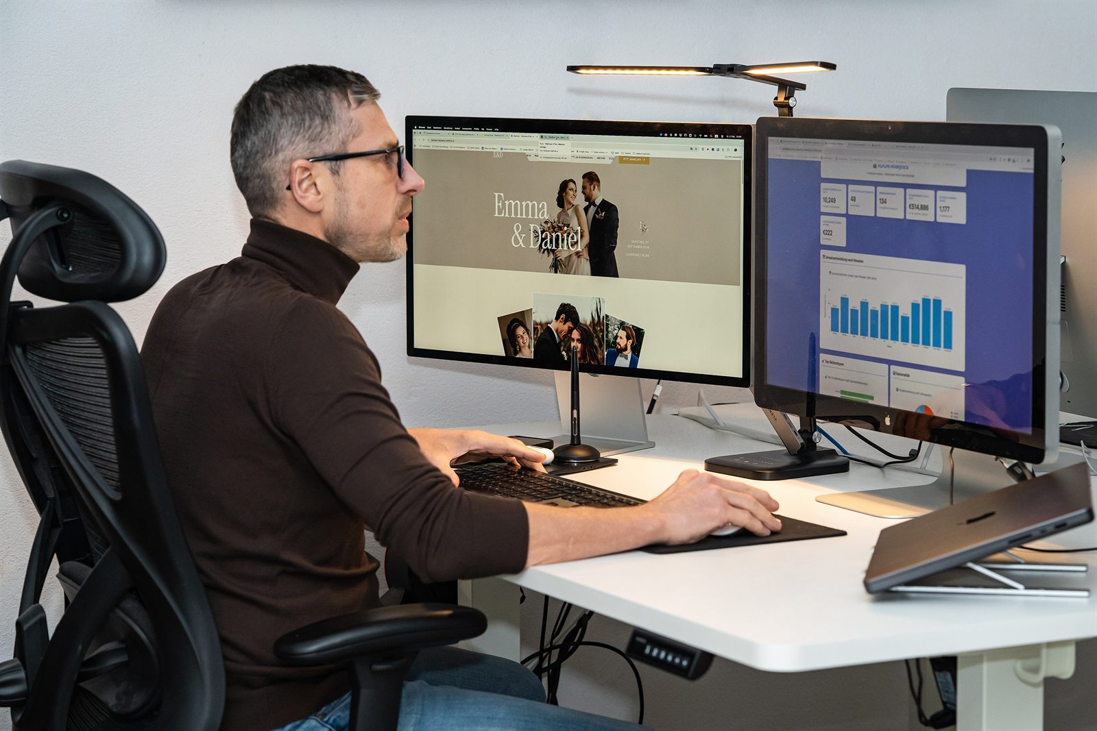 Fotografen-Website eines betreuten Studios mit Auswertungs-Dashboard auf zwei Monitoren