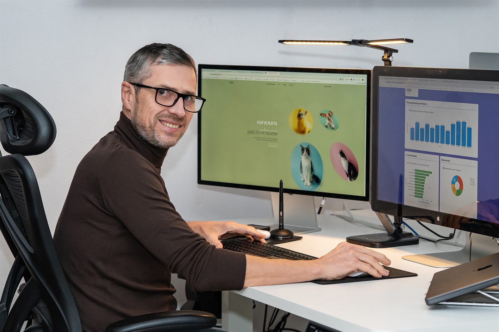 Viktor Obholz prüft am Bildschirm die Website und die Auswertung eines Fotostudios