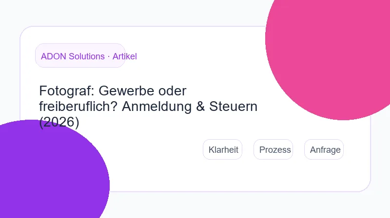 Fotograf prüft Unterlagen zur Gewerbeanmeldung am Schreibtisch mit Kamera